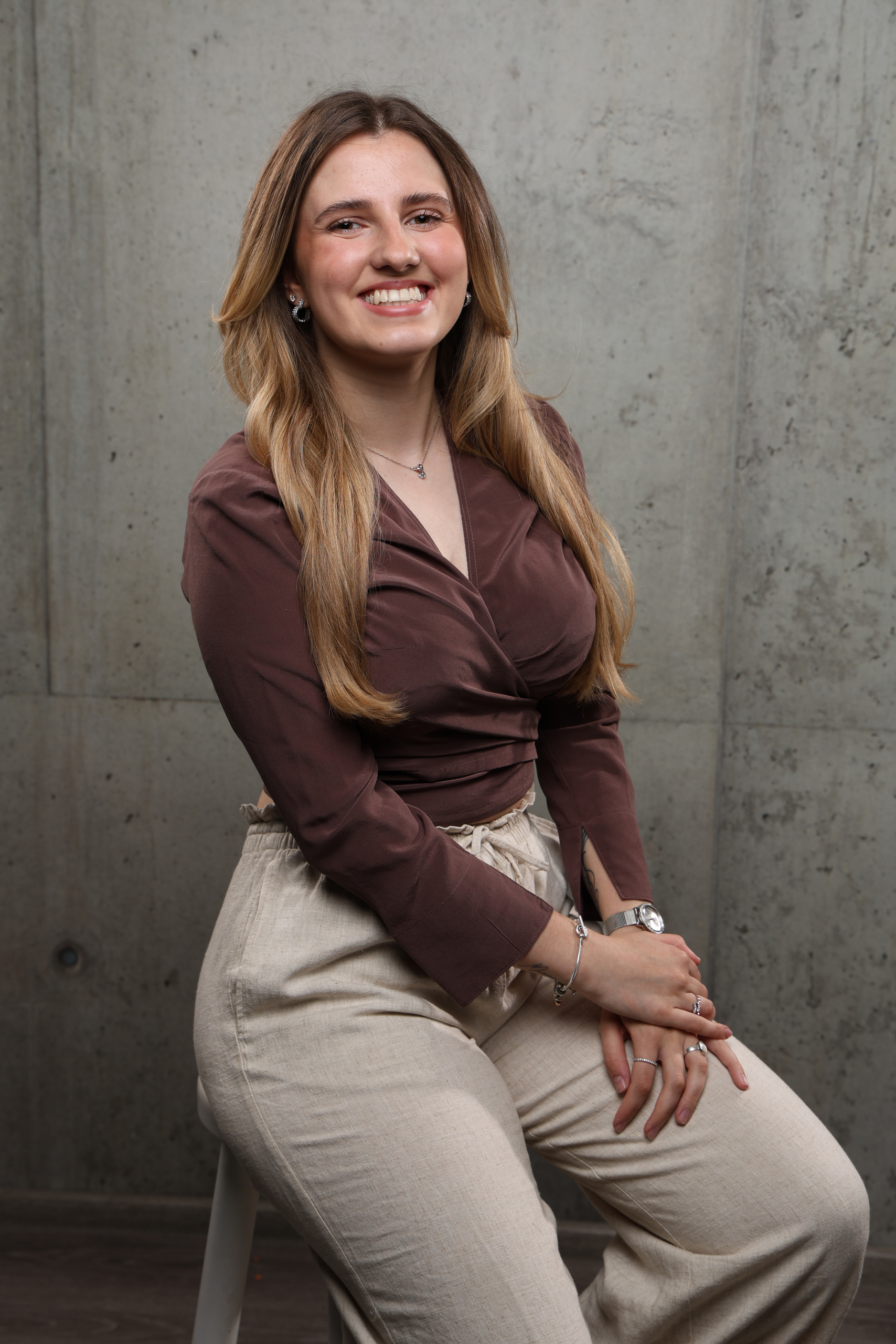 Blonde Frau die in die Kamera lächelt