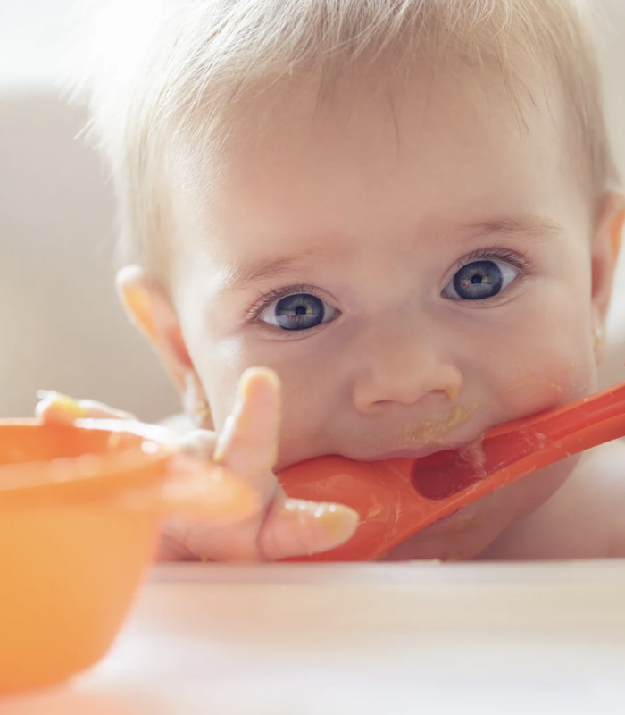 Baby das in die Kamera guckt