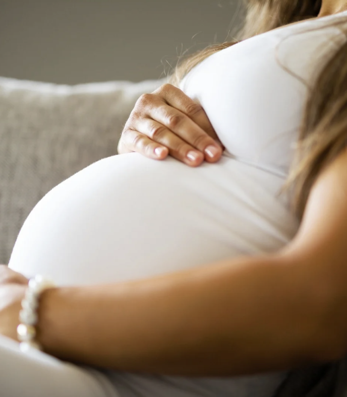 schwangere Frau die ihren Bauch hält