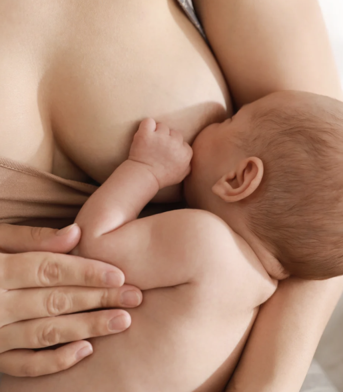 Baby das Muttermilch trinkt