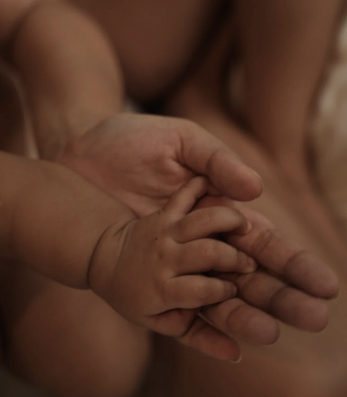 Mutter und Kind die ihre Hand halten